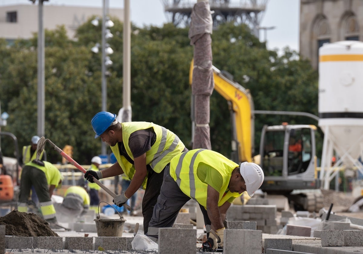Trabajadores realizando obras en las Ramblas de Barcelona