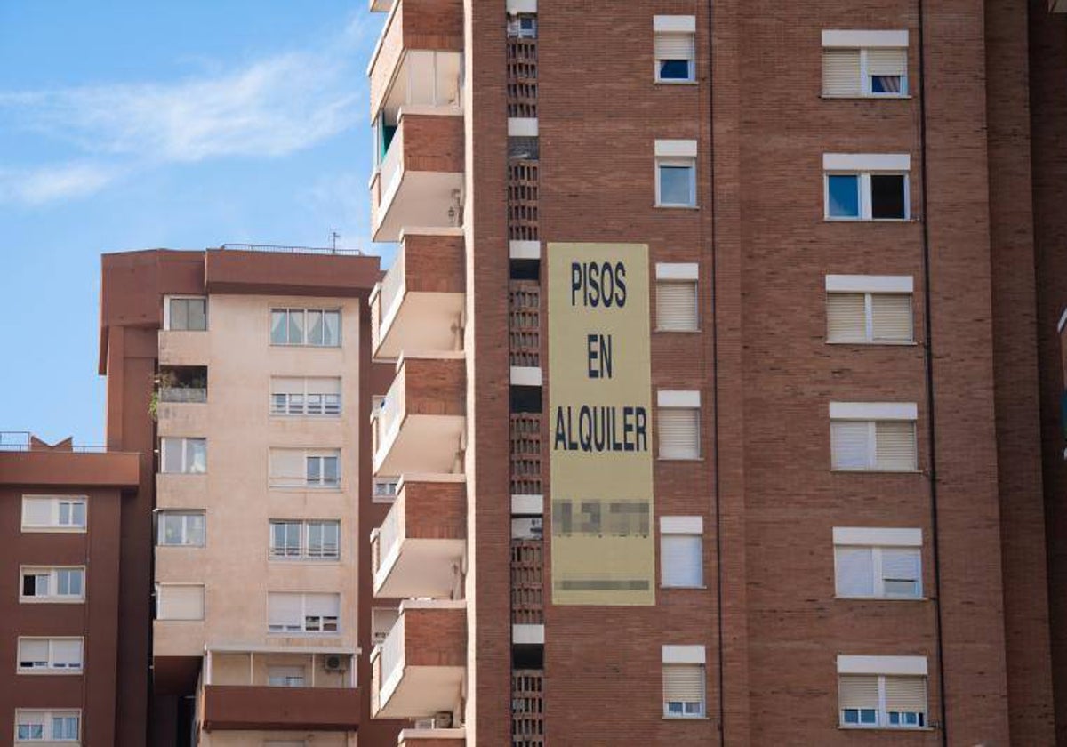 Publicidad de un anuncio de alquiler en la fachada de una vivienda en Barcelona