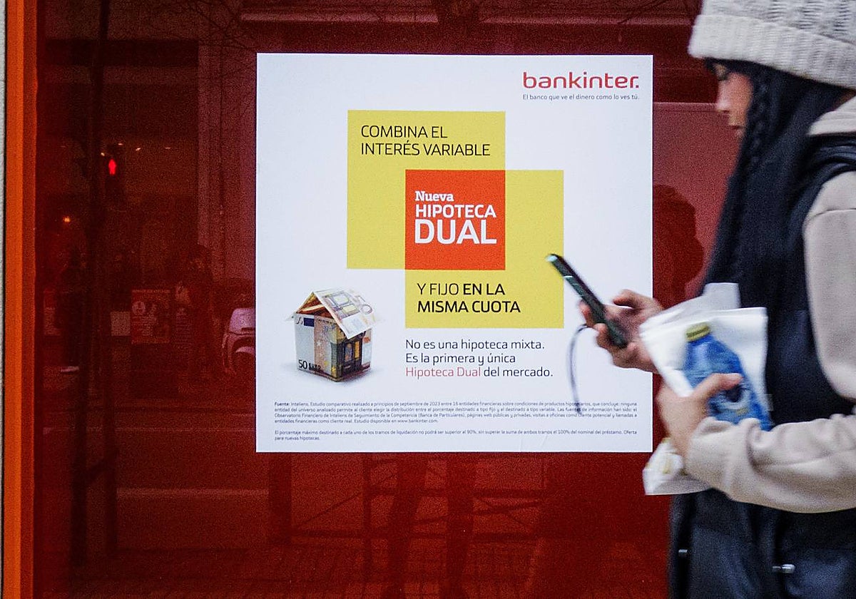 Una publicidad de hipotecas en una sucursal bancaria