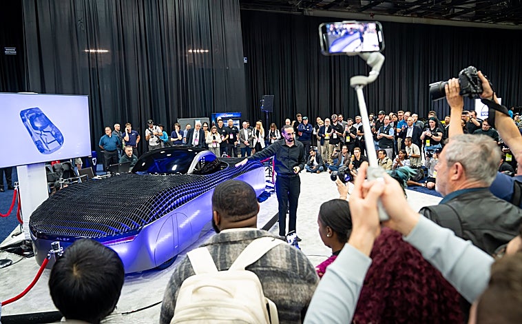 Imagen principal - En la primera imagen, Jim Dukhovny, CEO de Alef Aeronautics, presenta el Alef Model A; en la segunda, la aeronave EH216-S, de la china Ehang, la primera del mundo certificada para realizar vuelos comerciales en el gigante asiático; y en la tercera, el interior del eVTOL de AutoFlight, encargado al legendario diseñador de la industria automotriz Frank Stephenson