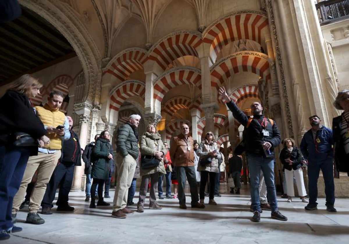 Un grupo de turistas en la mezquita de Córdoba hace unos días