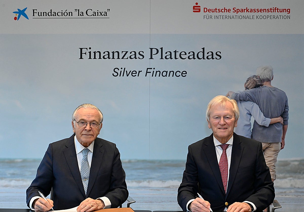 El presidente de la Fundación »la Caixa», Isidro Fainé, y el presidente de la Sparkassenstiftung alemana, Heinrich Haasis, en el acto de firma del acuerdo