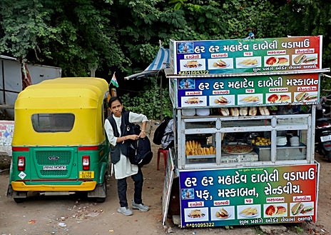 Imagen secundaria 1 - En la India está cada vez más extendido el uso de las aplicaciones del móvil, como Paytm, para pequeños pagos como el taxi (imagen superior). Hasta los puestos de comida callejera o de 'chai' (té con leche) suelen tener sus códigos QR para que los clientes puedan abonar lo que consumen (arriba a la izquierda), cuyos importes aparecen reflejados en las pantallas de sus teléfonos (arriba a la derecha)