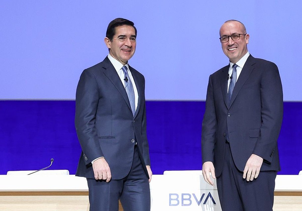 El presidente de BBVA, Carlos Torres, junto al consejero delegado, Onur Genç