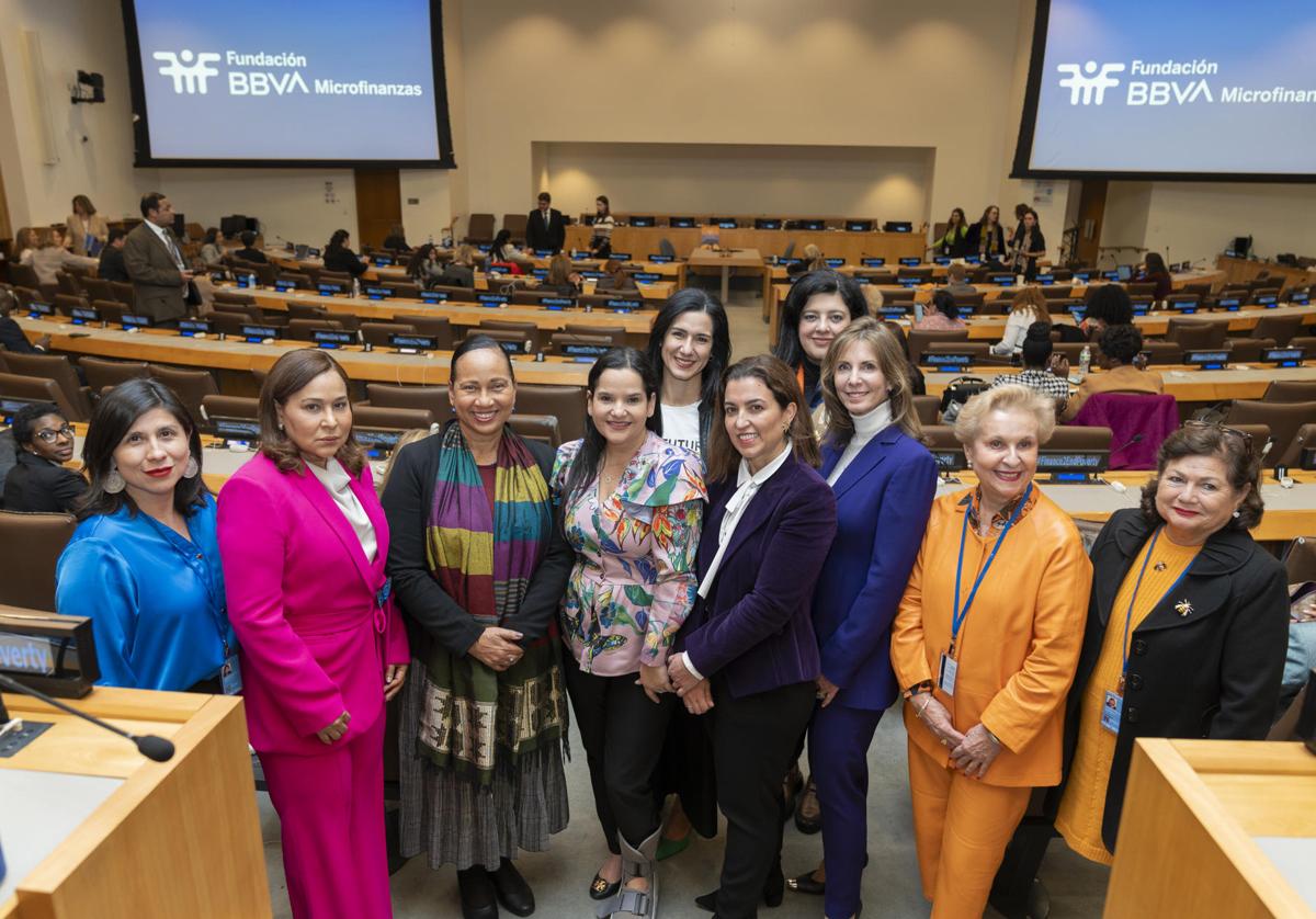 Las panelistas de la conferencia Financiamiento e innovación para acabar con la pobreza de la Fundación BBVA posan para una foto colectiva el jueves 14 de marzo en la sede de las Naciones Unidas en Nueva York (EEUU)