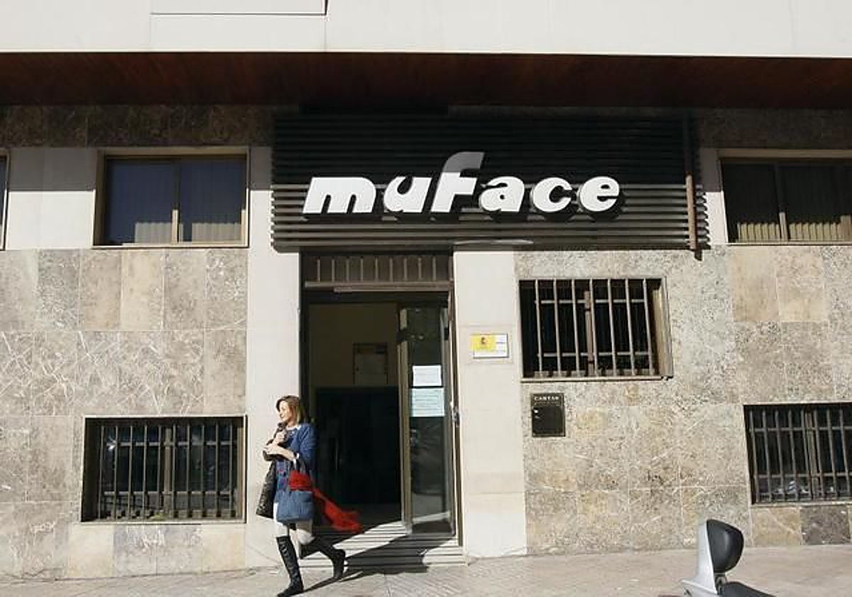 Una usuaria abandona una dependencia de Muface