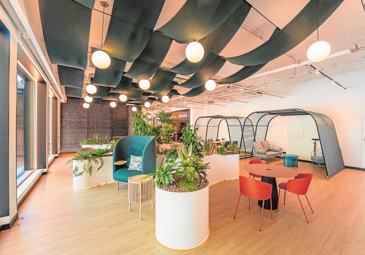 Un luminoso espacio diseñado con criterios biofílicos en la sede de Steelcase, una firma especializada en soluciones de mobiliario para oficinas