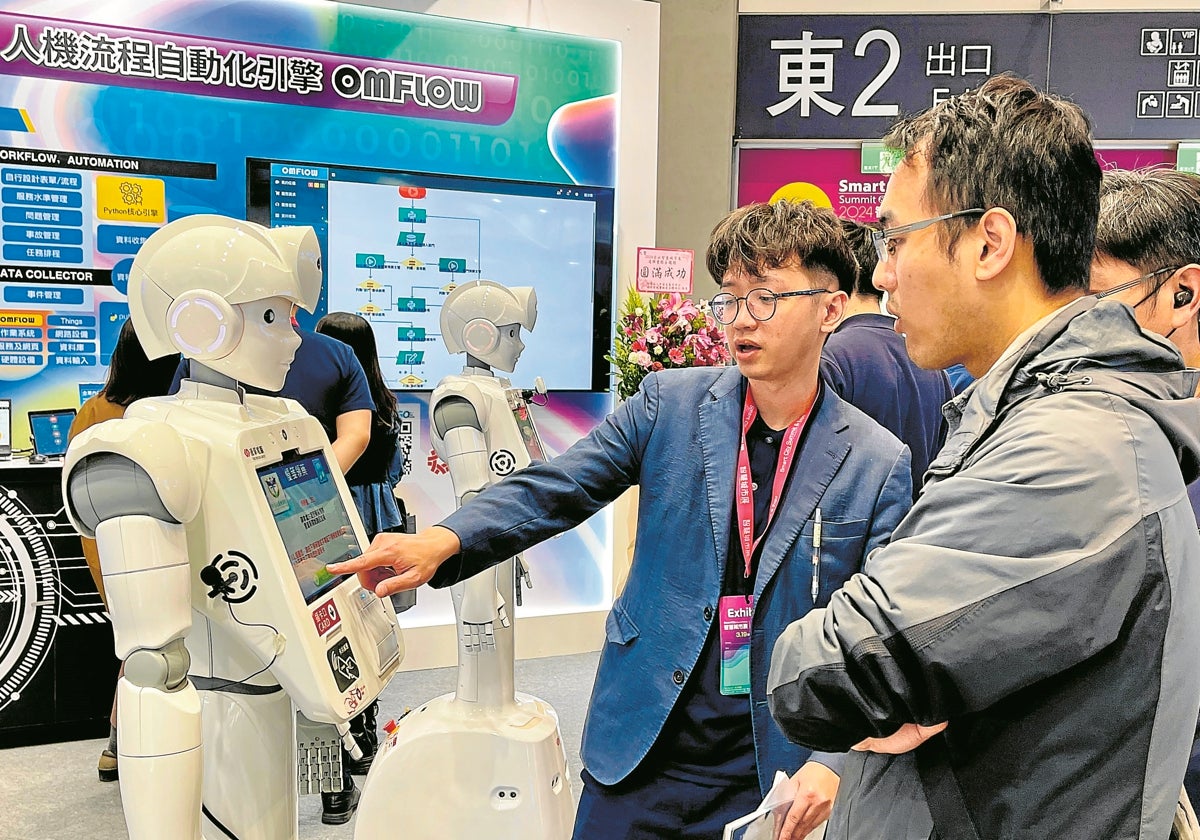 Tony Chang, de la firma Syscom (Taiwán), muestra un robot de información para centros públicos