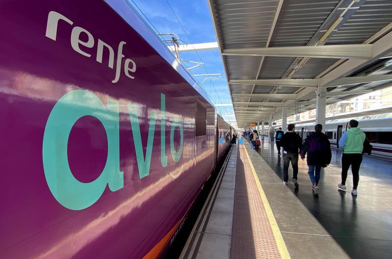 Renfe hace con su filial de bajo coste Avlo el 'dumping' de precios que denuncia Puente