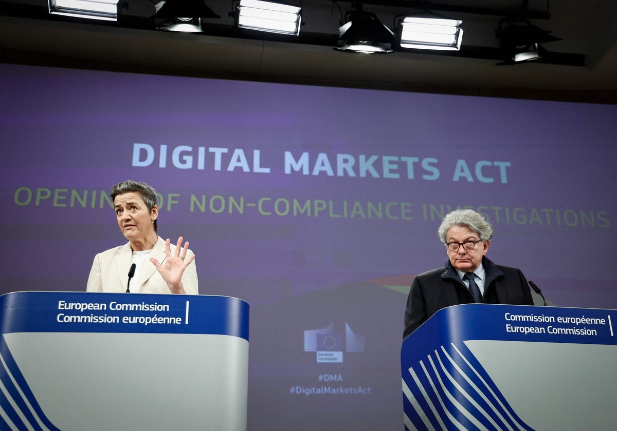 La vicepresidenta de Competencia, Margrethe Vestager, junto al comisario europeo de Mercado Interno, Thierry Breton