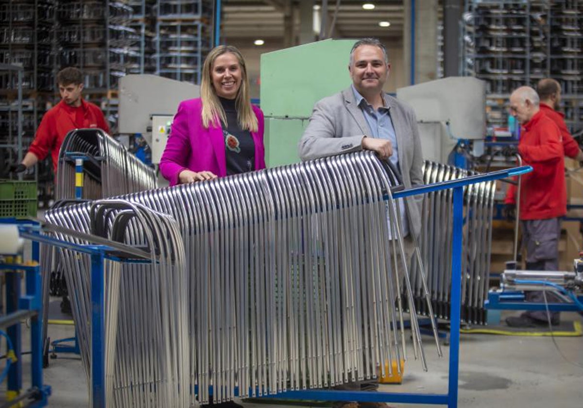 La CEO de Rolser, Mireia Server, y su primo Vicent Server, en la fábrica de Pedreguer, Alicante