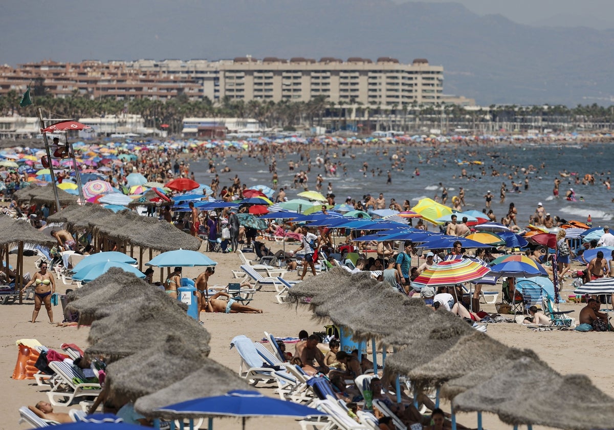 La playa de la Malvarrosa de Valencia a rebosar de bañistas