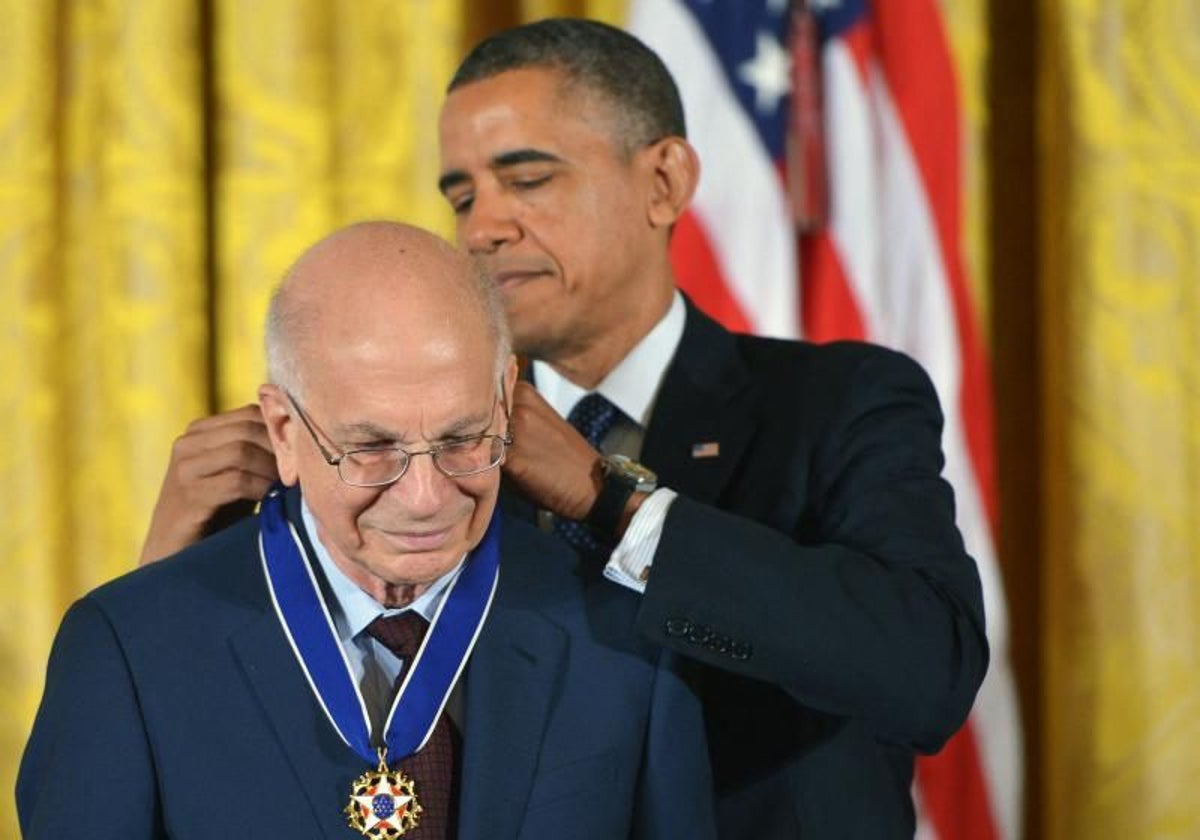 Daniel Kahneman recibiendo la Medalla Presidencial de la Libertad de manos de Barack Obama, en 2013