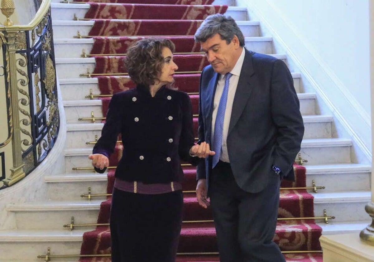 La vicepresidenta primera, María Jesús Montero, y el ministro de Transformación Digital, José Luis Escrivá