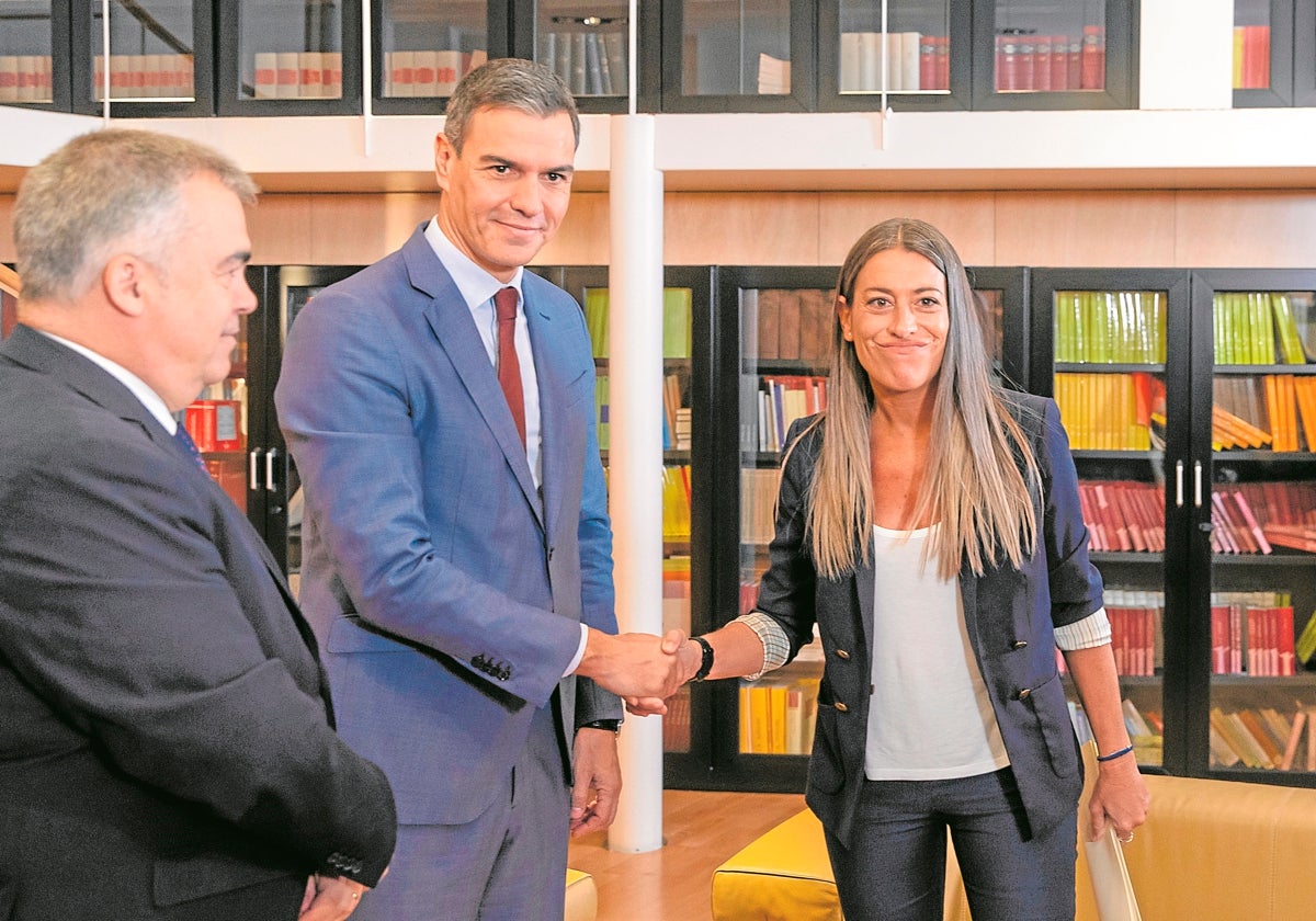 La portavoz de Junts en el Congreso, Míriam Noguera, junto al presidente del Gobierno, Pedro Sánchez