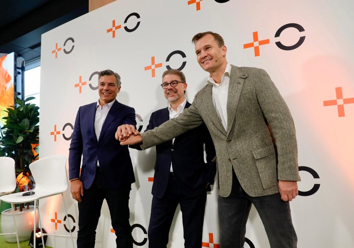 De izquierda a derecha: Germán López, director de operaciones; Ludovic Pech, director financiero; y Meinrad Spenger, consejero delegado de MásOrange
