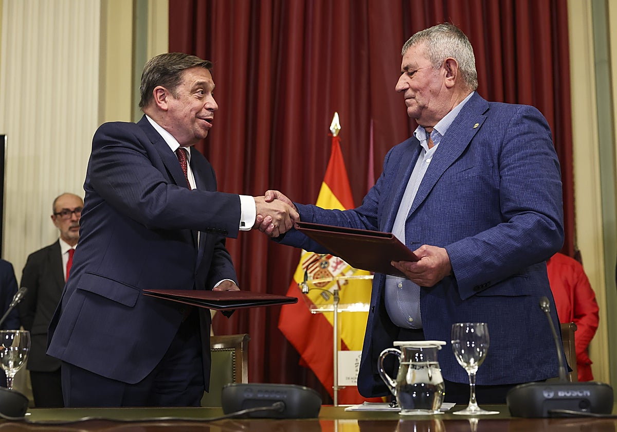 El ministro de Agricultura, Luis Planas, y el secretario general UPA, Lorenzo Ramos Silva