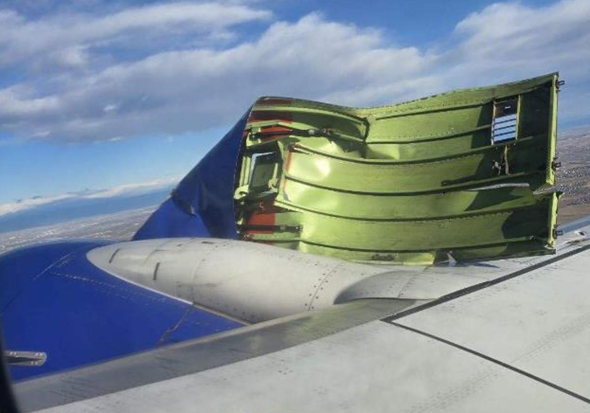 Motor del avión de la aerolínea estadounidense Southwest Airlines con la cubierta desprendida