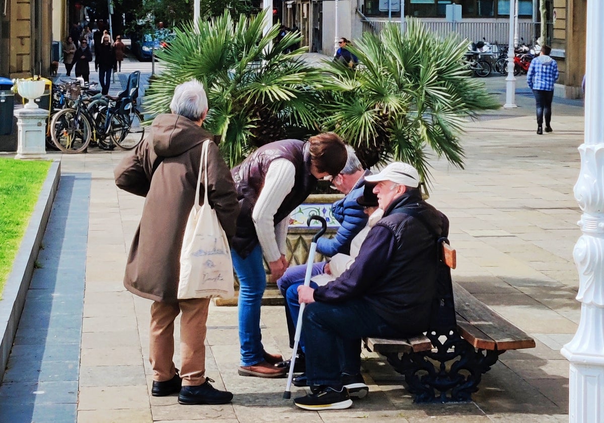 Un grupo de jubilados en una plaza de San Sebastián (País Vasco)