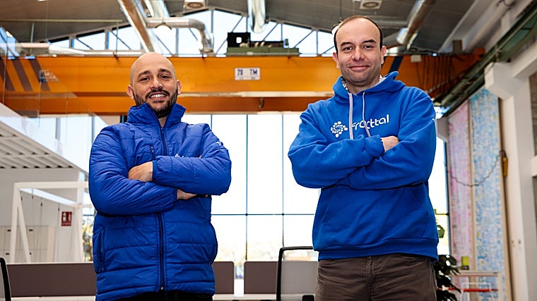 Fracttal está presente en México, Brasil, Colombia (desde donde atiende Centroamérica y Andes) y Chile (desde donde cubre Cono Sur). Sus fundadores, Alejandro Pérez y Christian Struve, a la izda. y dcha. de la imagen, defienden la importancia de que los impulsores de las startups se desplacen a la región para que la nueva filial herede la cultura de la empresa matriz y se ocupen personalmente de las contrataciones del equipo local