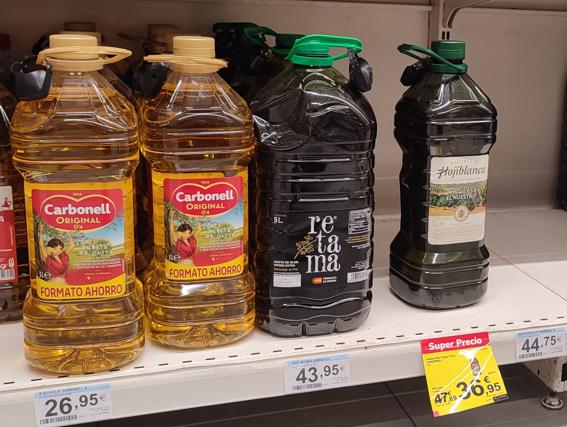 Garrafas de aceite en algunos supermercados de España