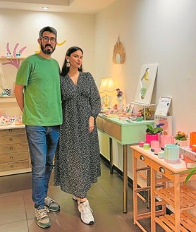 Imagen secundaria 2 - Andrés Campos e Isabel López, los impulsores de Wearmint Shop, fabrican todos sus productos con PLA, que proviene de recursos naturales como el almidón de maíz o la caña de azúcar