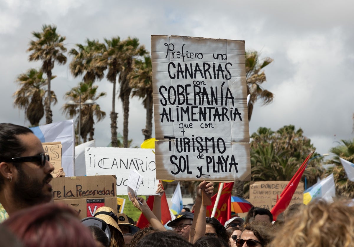 Protesta en Las Palmas de Gran Canaria contra el modelo turístico