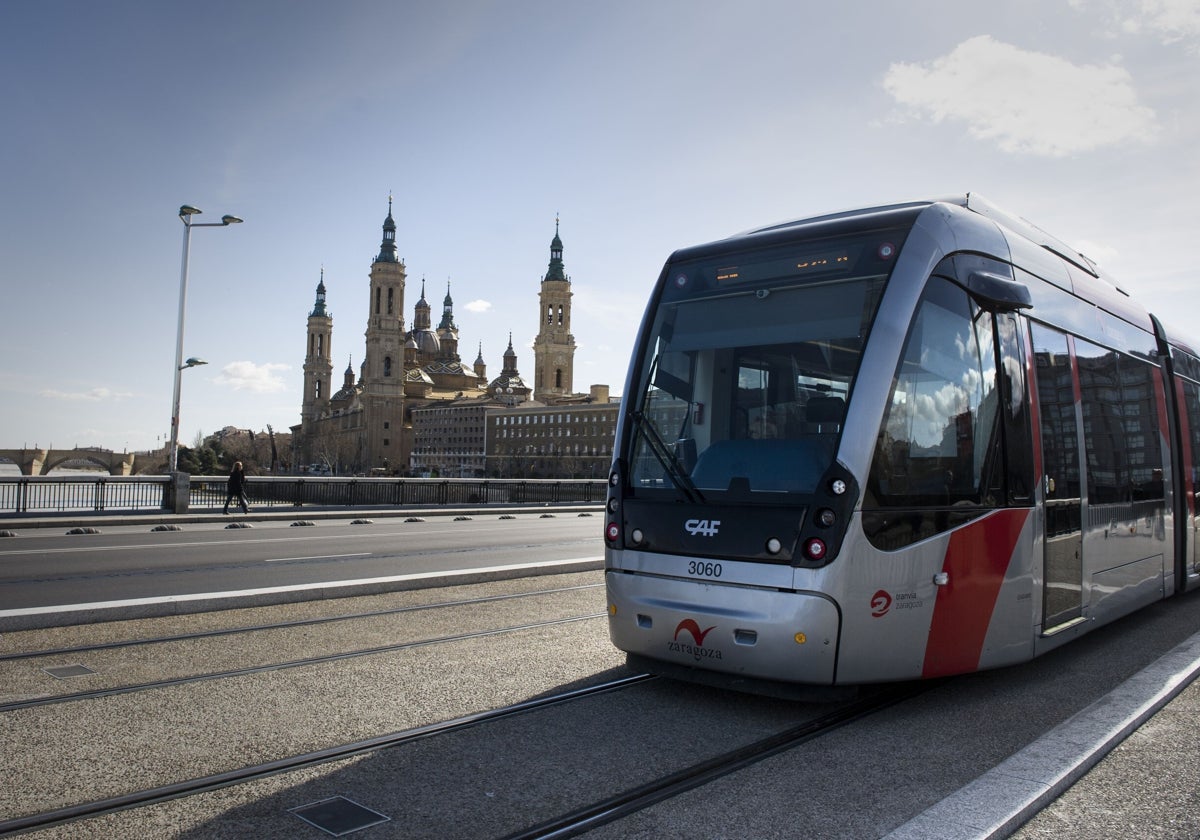 El tranvía de Zaragoza recorre de norte a sur la ciudad a lo largo de 12,8 kilómetros
