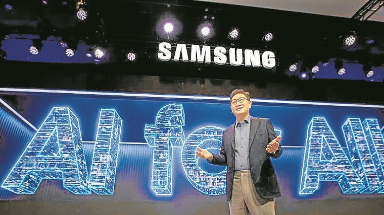En el marco del CES 2024, el vicepresidente y CEO de Samsung, Jong-Hee Han, presentó la estrategia de IA, que busca que la experiencia con el dispositivo sea más intuitiva y conveniente