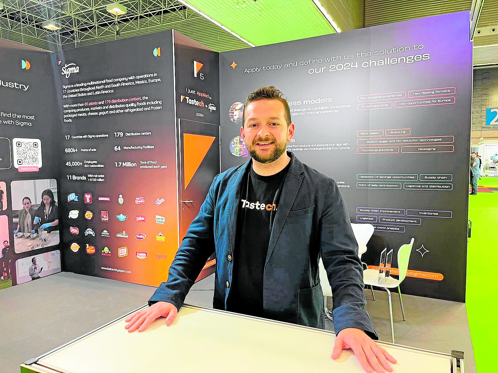 Ernesto Aguiar en el stand de la aceleradora Tastech en F4F