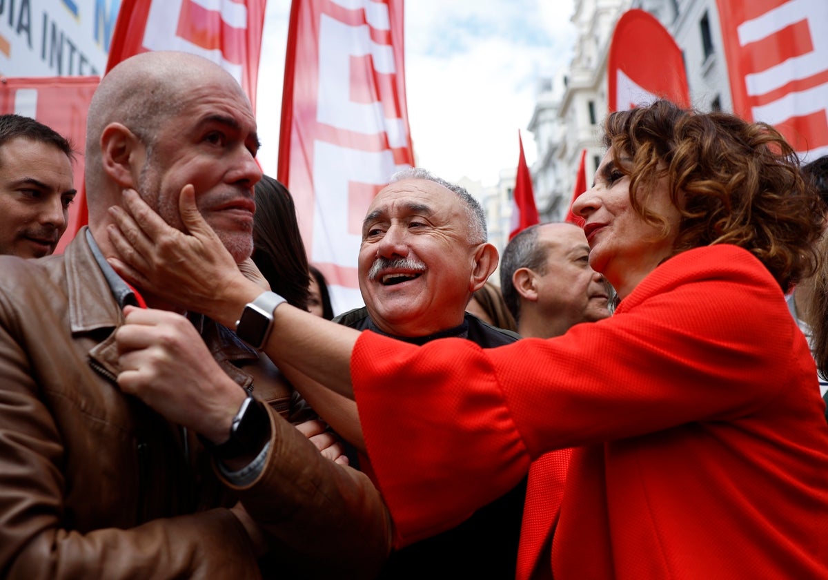 El secretario general de CC.OO., Unai Sordo, el secretario general de UGT, Pepe Álvarez y la vicepresidenta y Ministra de Hacienda, María Jesús Montero