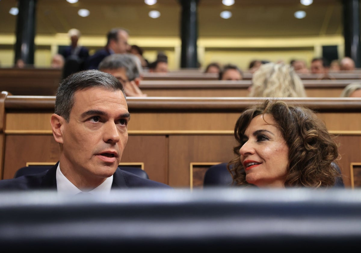 Pedro Sánchez, presidente del Gobierno, y María Jesús Montero, vicepresidenta y ministra de Hacienda