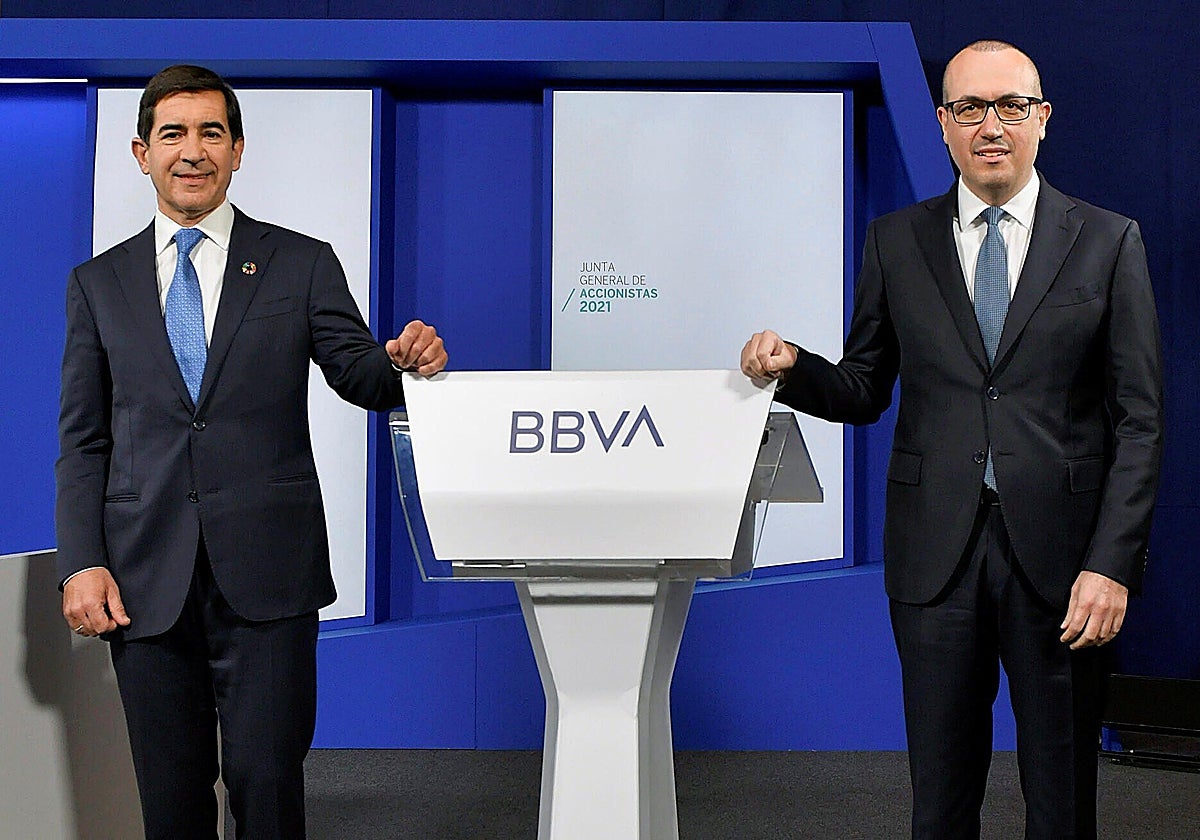 Carlos Torres, presidente de BBVA (izq.), con su consejero delegado, Onur Genç