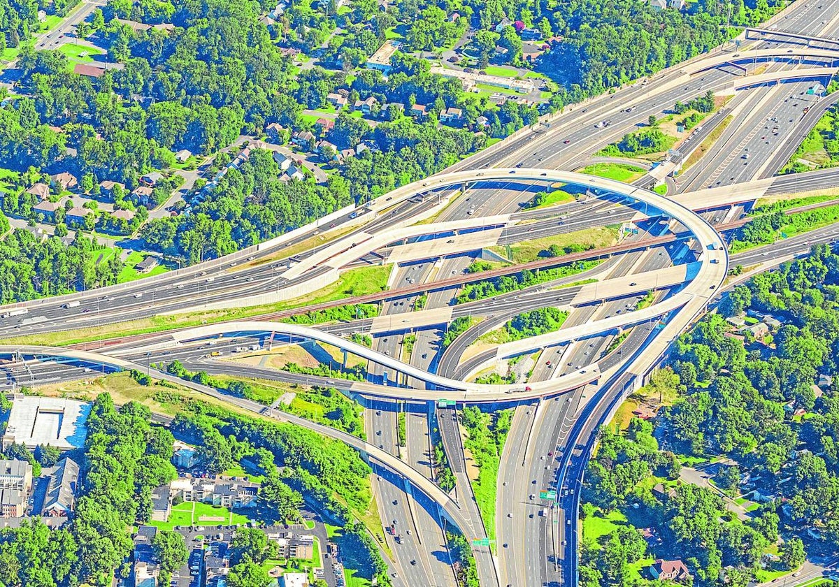 El proyecto Aivia, de Cintra (filial de Ferrovial), utiliza sensores que detectan situaciones que afectan a la circulación y se conunican a los vehículos en tiempo real. Se está testando en la I-66 (imagen de la derecha) a su paso por Virginia (EE.UU.)