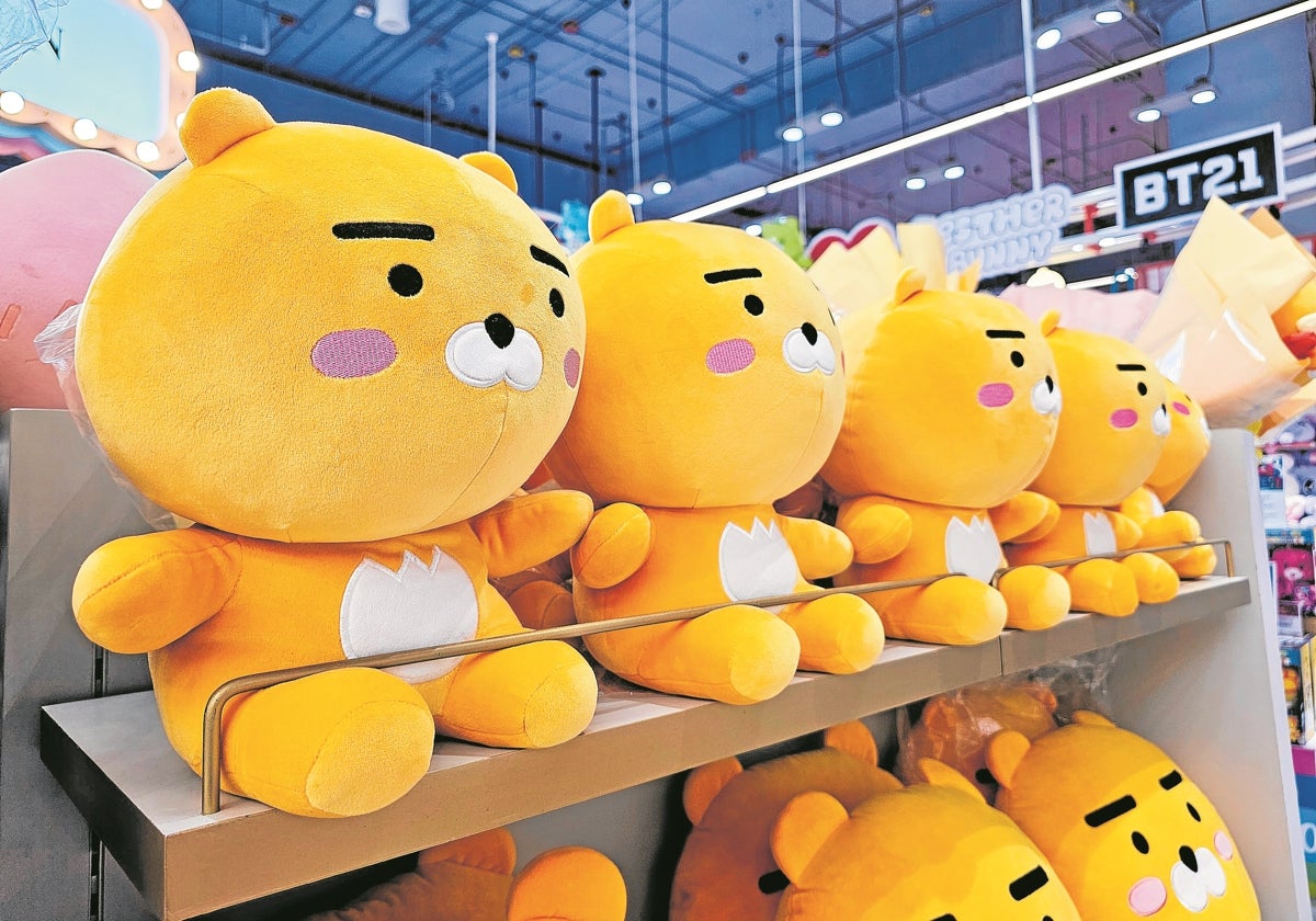 Kakao, una de las startups estrellas del país asiático, es un servicio de mensajería que ha evolucionado hacia plataforma de servicios. En la imagen, muñecos de uno de los populares emoticonos de la firma, el león Ryan