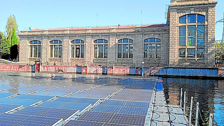 Central de Torrelaguna (Madrid) que ya hibrida con placas fotovoltaicas flotantes