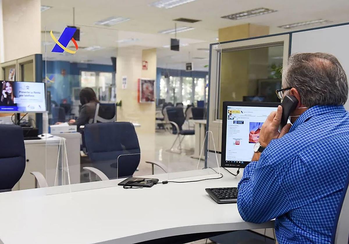 Un empleado público durante su jornada laboral