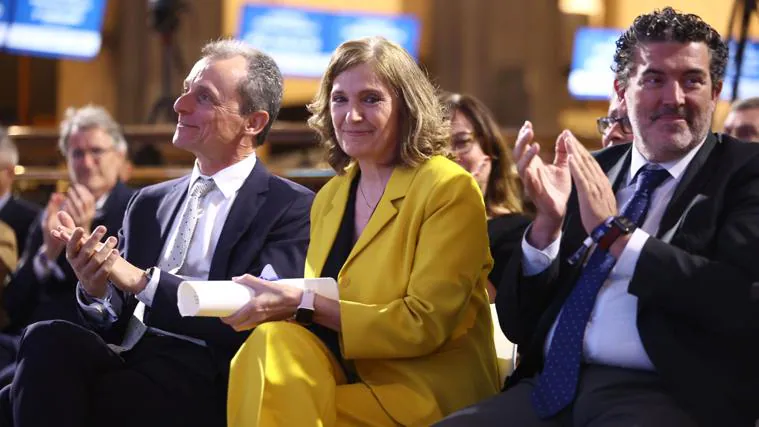 Yolanda Gómez, between the former President of Science and the current President of Hispasat, Pedro Duque, and the Director of ABC, Julián Quirós