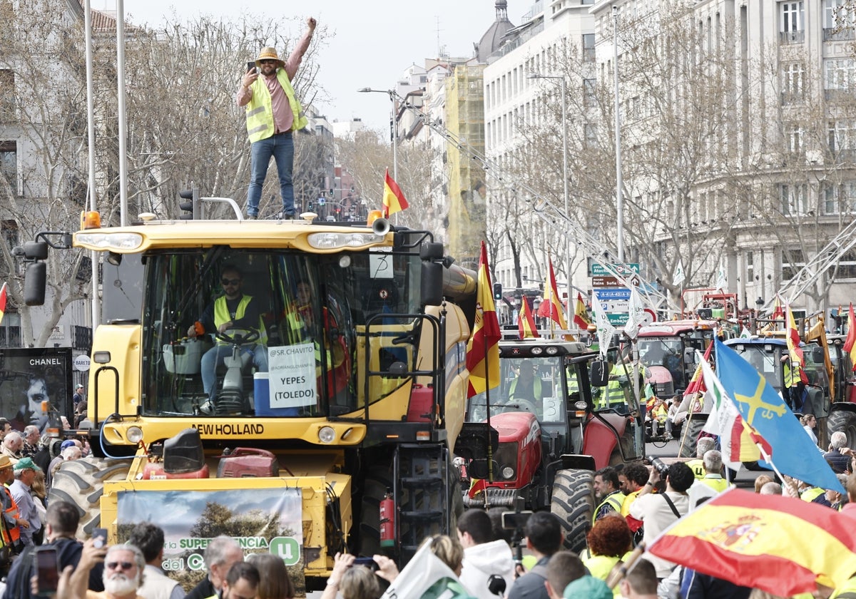 Agricultores y ganaderos ante la sede del Ministerio de Agricultura en la plaza de Atocha