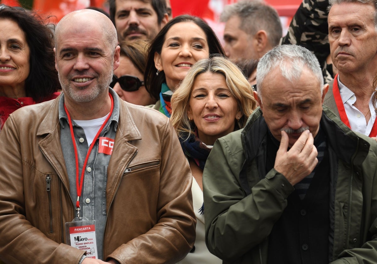 El secretario general de CCOO, Unai Sordo y el de UGT, Pepe Álvarez junto a la ministra de Trabajo, Yolanda Díaz