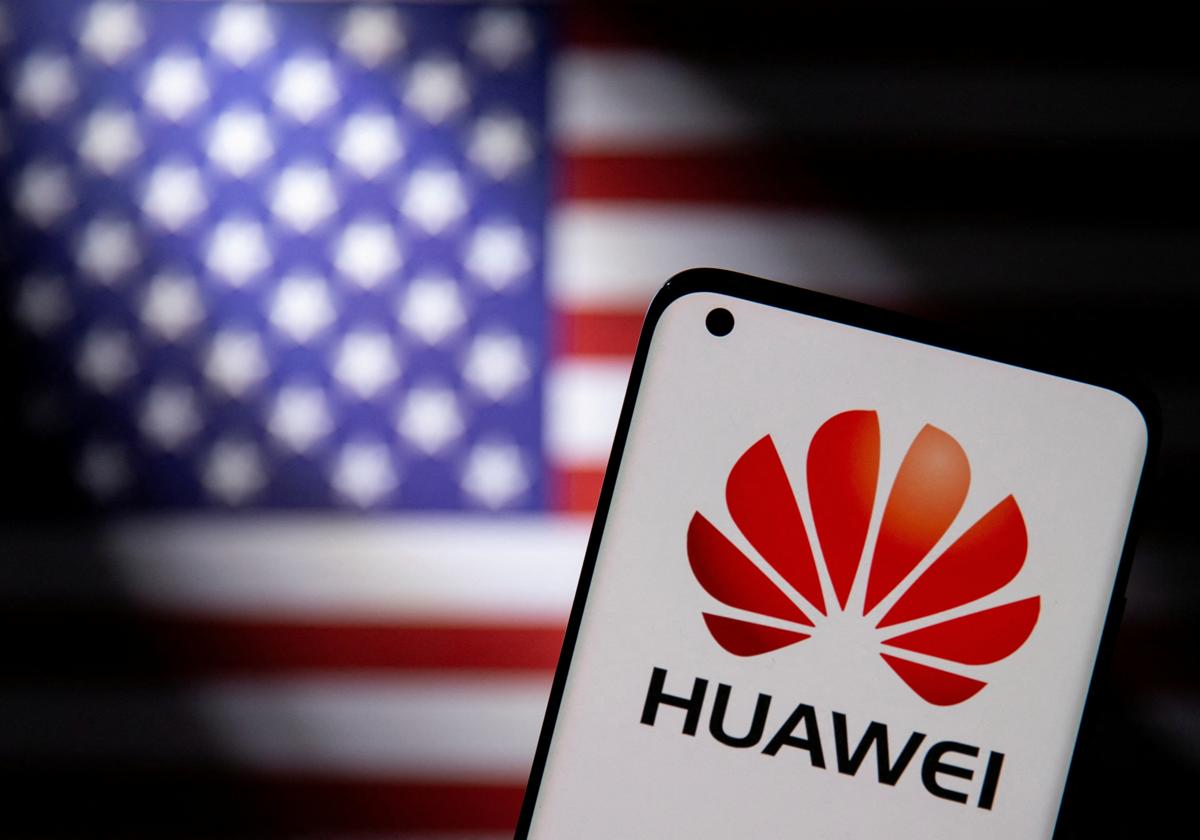 Ilustración con un smartphone con el logotipo de Huawei delante de la bandera de EE.UU.