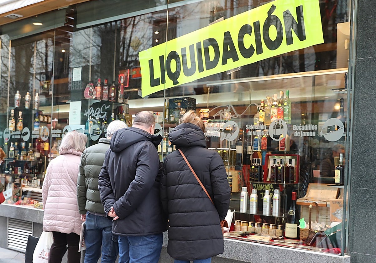 Varias personas observan el escaparate de la histórica cafetería Ferpal