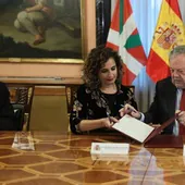 La ministra de Hacienda, María Jesús Montero, y el consejero Pedro Azpiazu, en la firma del cupo