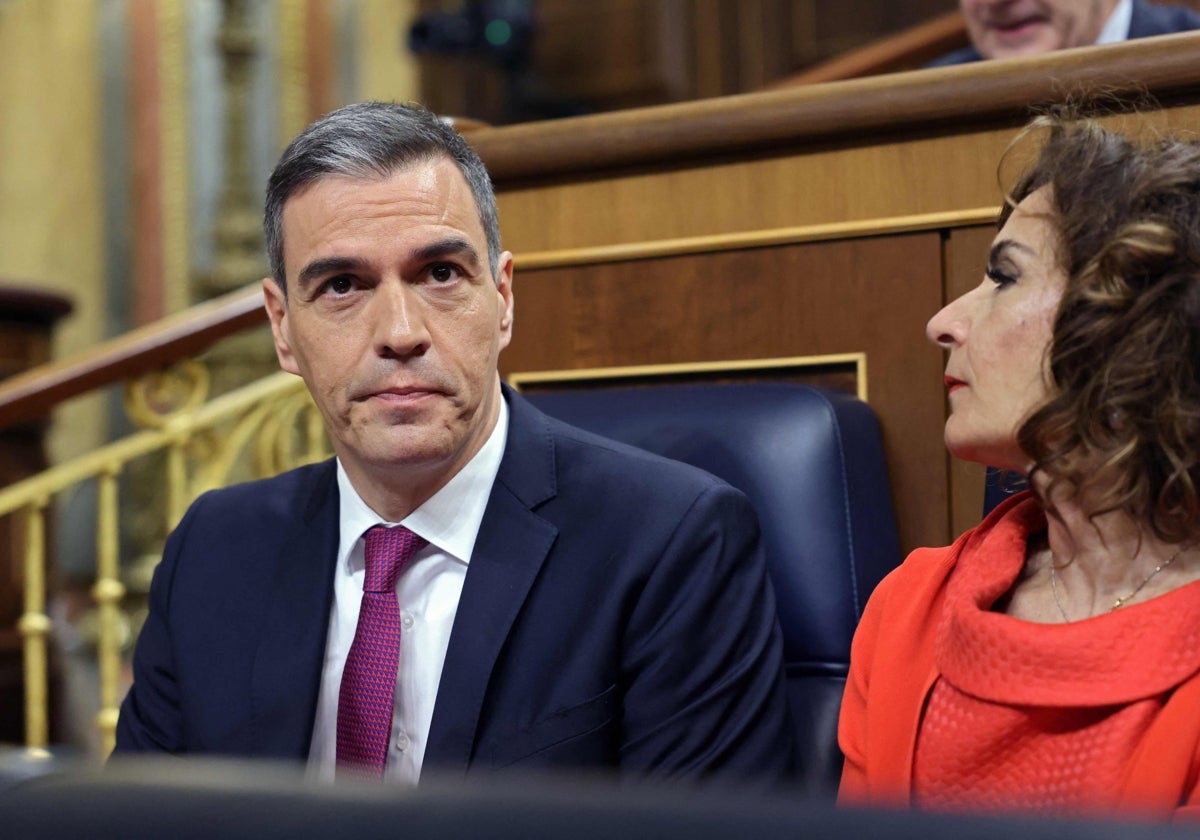 El presidente Pedro Sánchez, junto a la vicepresidenta primera y ministra de Hacienda, María Jesús Montero