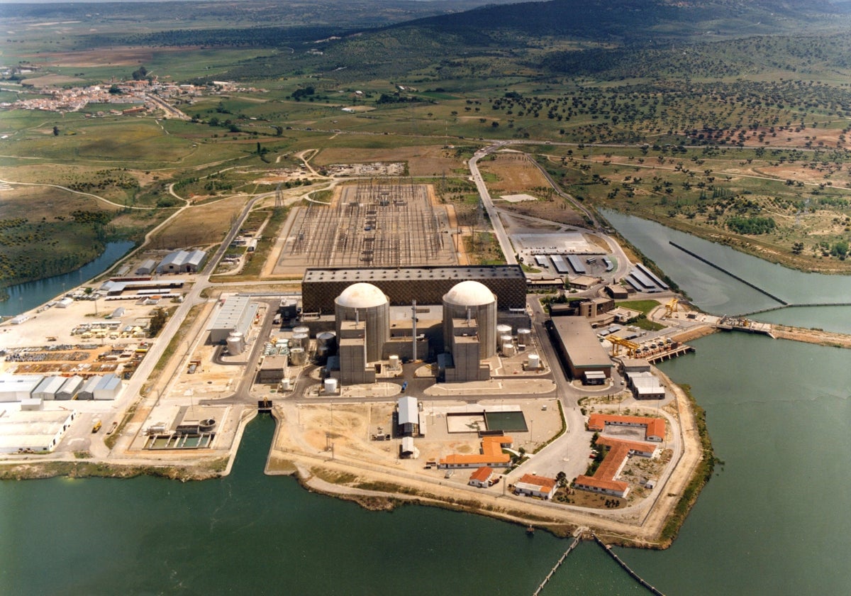 La central nuclear de Almaraz, en Cáceres, en una imagen tomada desde el aire