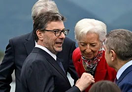 El ministro de Economía italiano, Giancarlo Giorgetti, con la presidenta del BCE, en la reunión del G-7