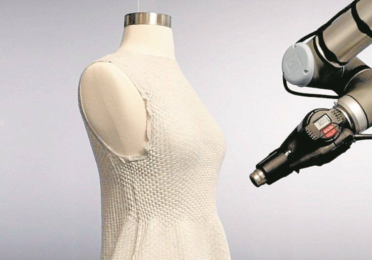 El MIT ha desarrollado un autómata que, armado con una pistola de calor, adapta al gusto del cliente un vestido básico creado por una máquina de tejer industrial