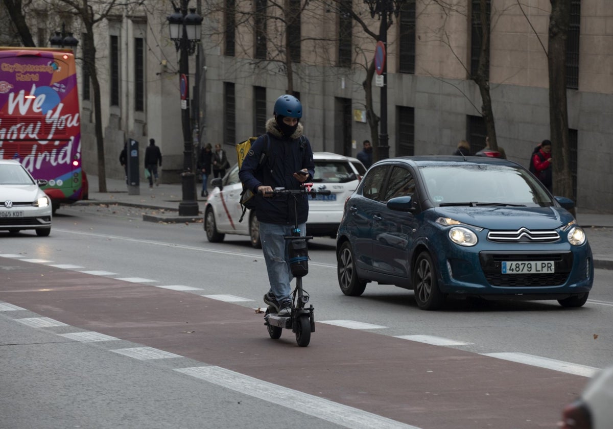 Una persona en patinete por Madrid