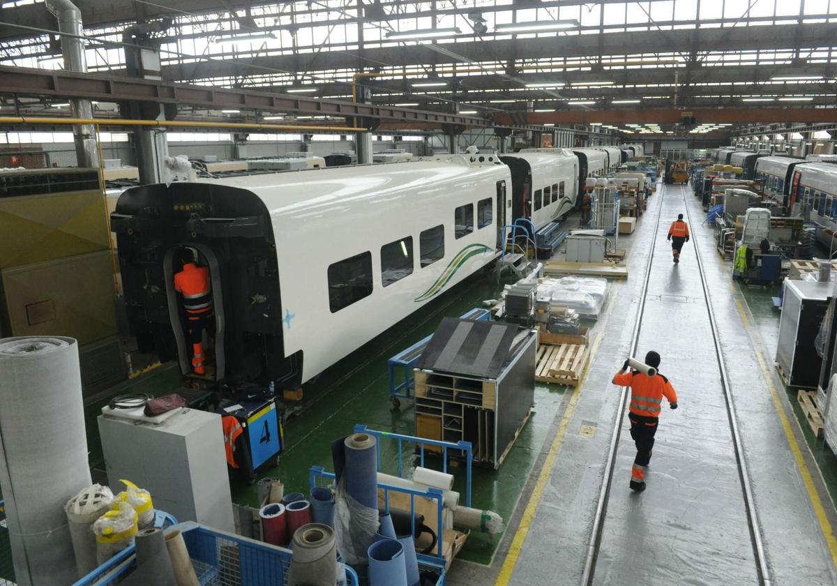 Trabajadores en la Factoría de Talgo, en Las Rozas, Madrid