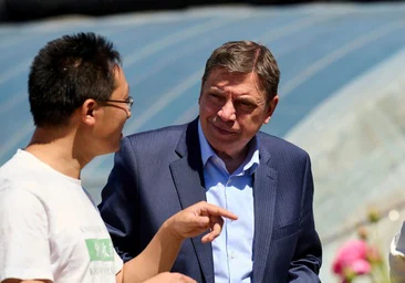 El ministro de Agricultura, Luis Planas, visita una explotación de producción ecológica en China